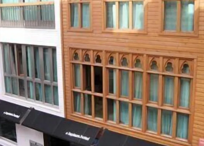 Hotel La Plaza Ii 3*