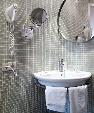 Hotel La Plaza Ii